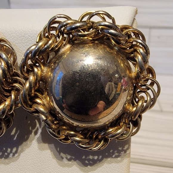 E1 Vintage Faded Gold-tone Clip-on Earrings - Picture 3 of 3